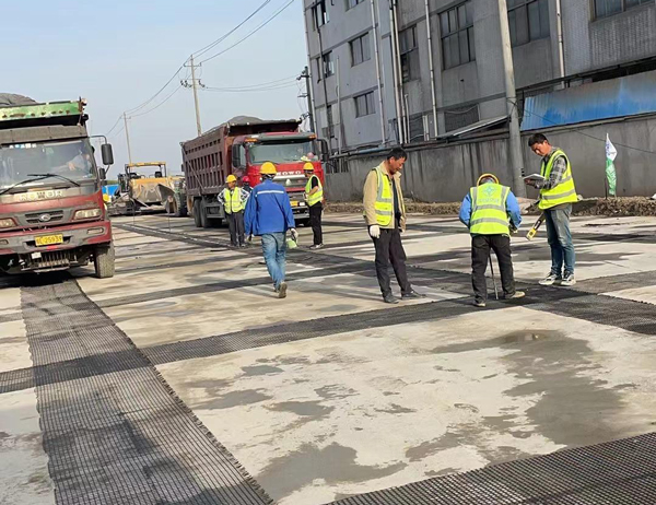 黄南老材料的新故事：玻璃纤维土工格栅如何在‘白改黑’浪潮中重获新生？